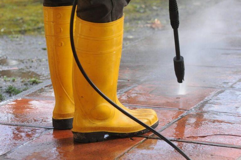 how does a pressure washer work