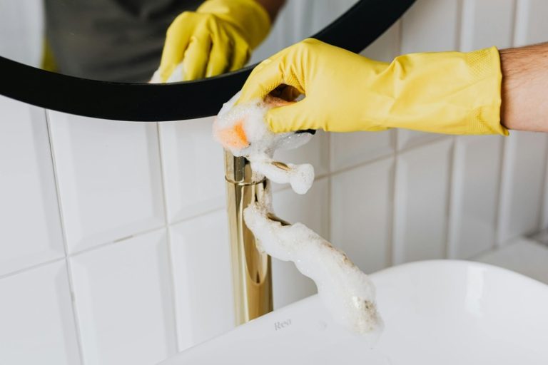 how to clean bathroom sink