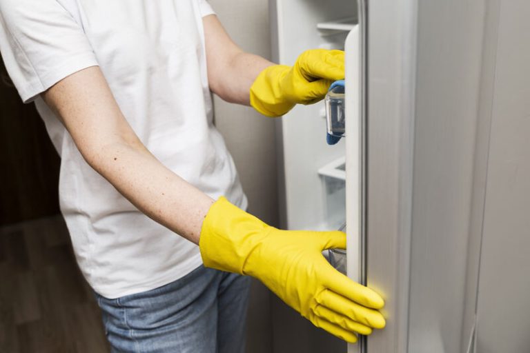 how to clean freezer