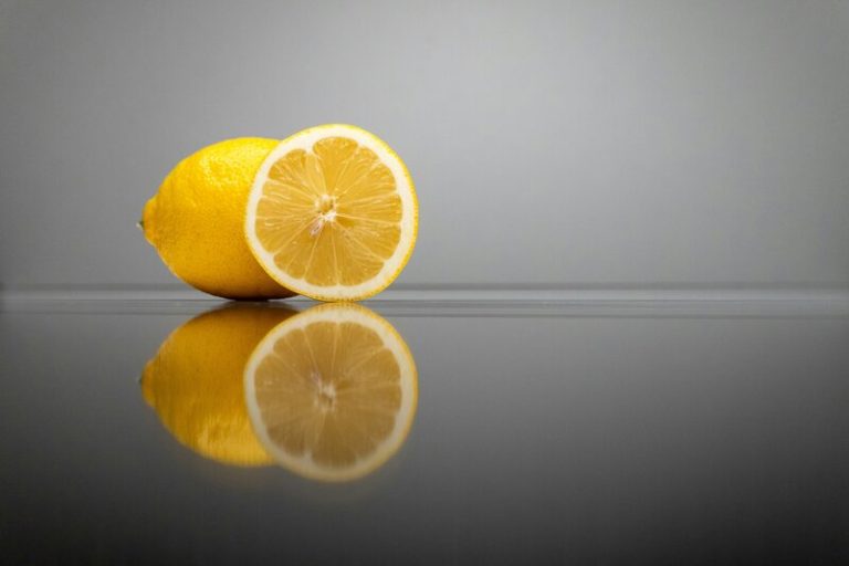 cleaning microwave oven with lemon